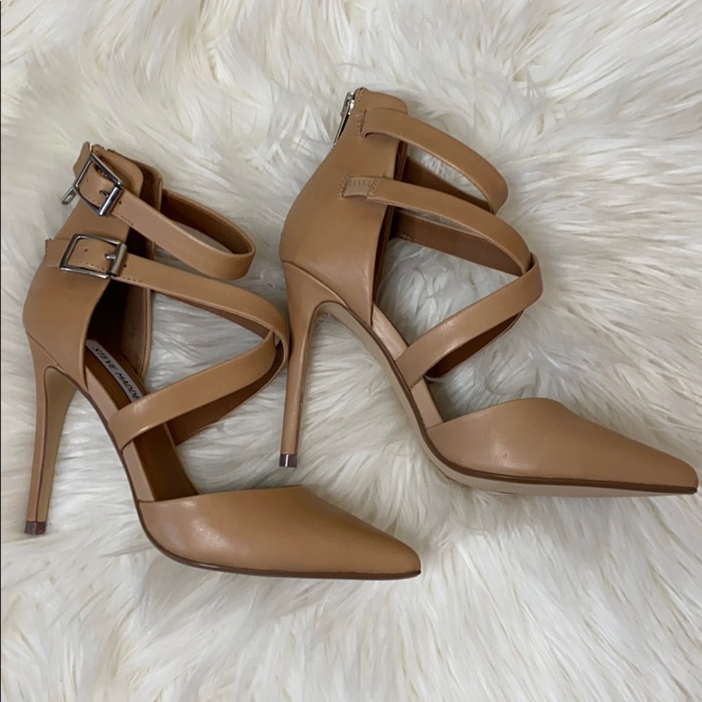 Steve Madden “KLASSSSY” tan leather pump